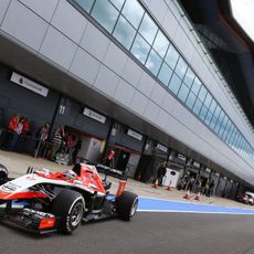 Jules Bianchi saliendo del garaje