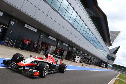 Jules Bianchi saliendo del garaje