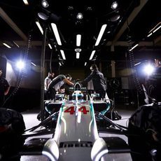 Lewis Hamilton dentro de su garaje