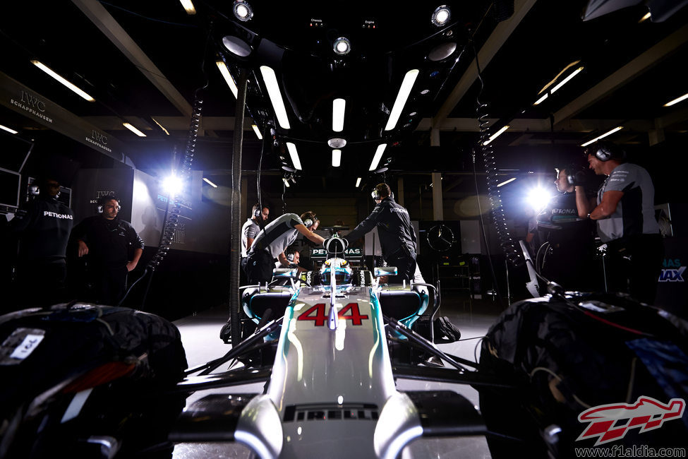 Lewis Hamilton dentro de su garaje