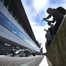 Lewis Hamilton en la calle de 'boxes'