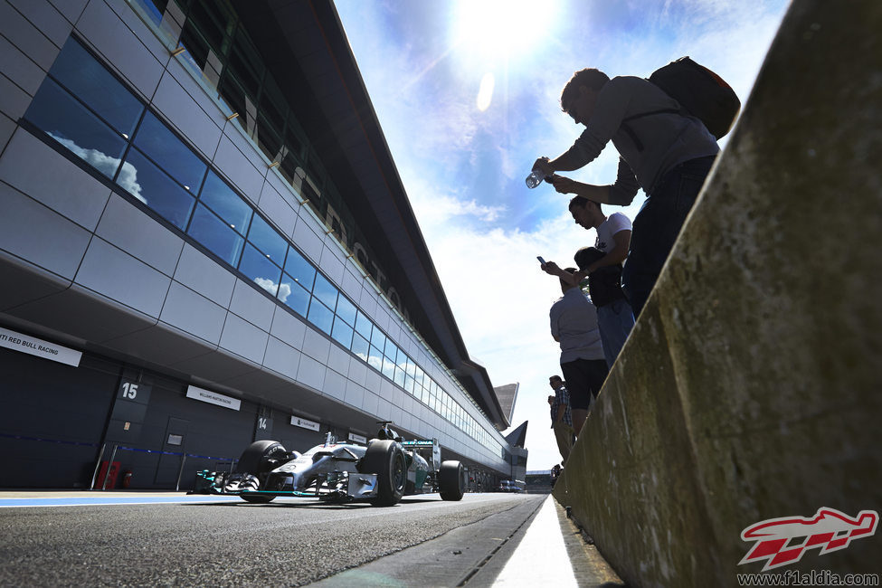 Lewis Hamilton en la calle de 'boxes'