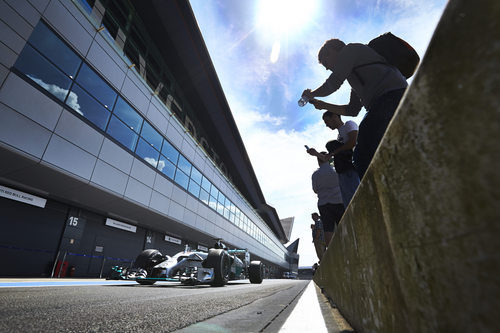 Lewis Hamilton en la calle de 'boxes'