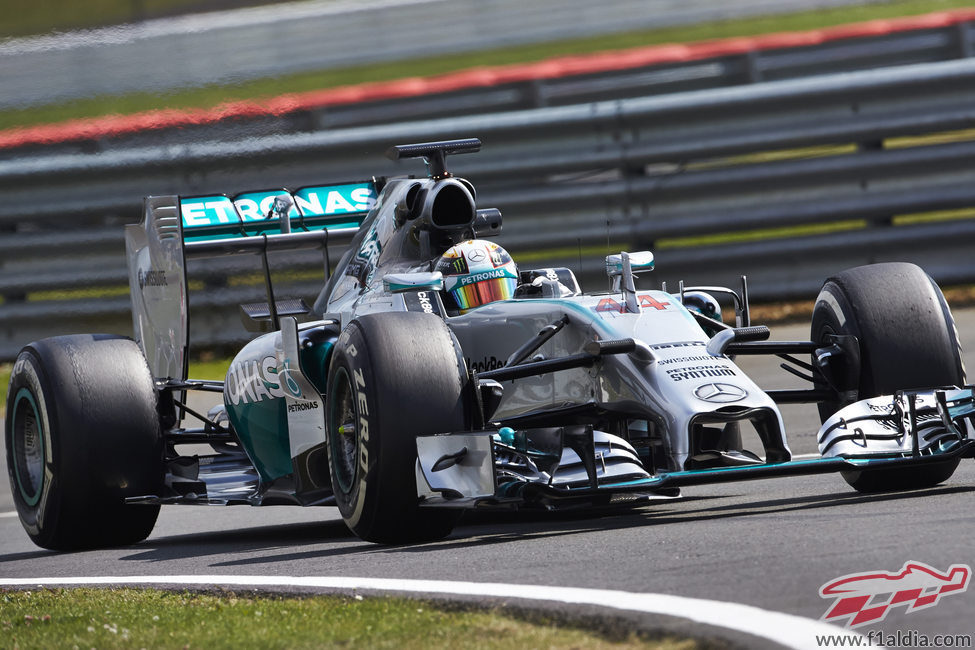 Lewis Hamilton con problemas al inicio de la sesión