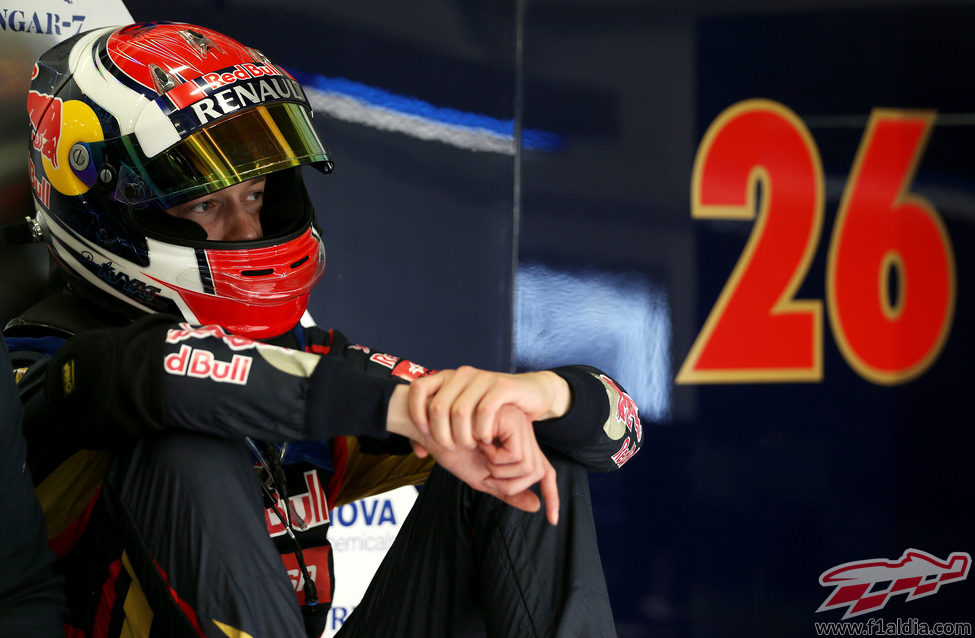 Daniil Kvyat esperando para salir a la pista