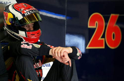 Daniil Kvyat esperando para salir a la pista