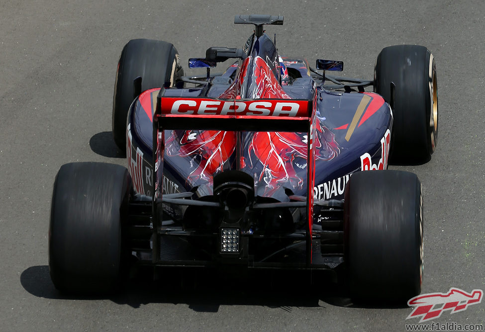 Daniil Kvyat poniendo a prueba el STR9