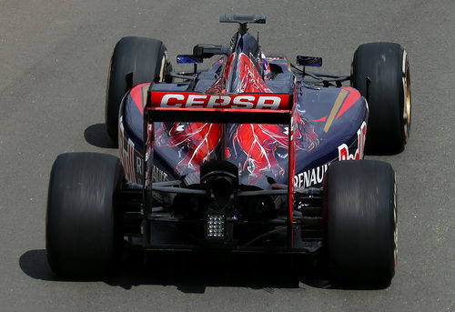 Daniil Kvyat poniendo a prueba el STR9