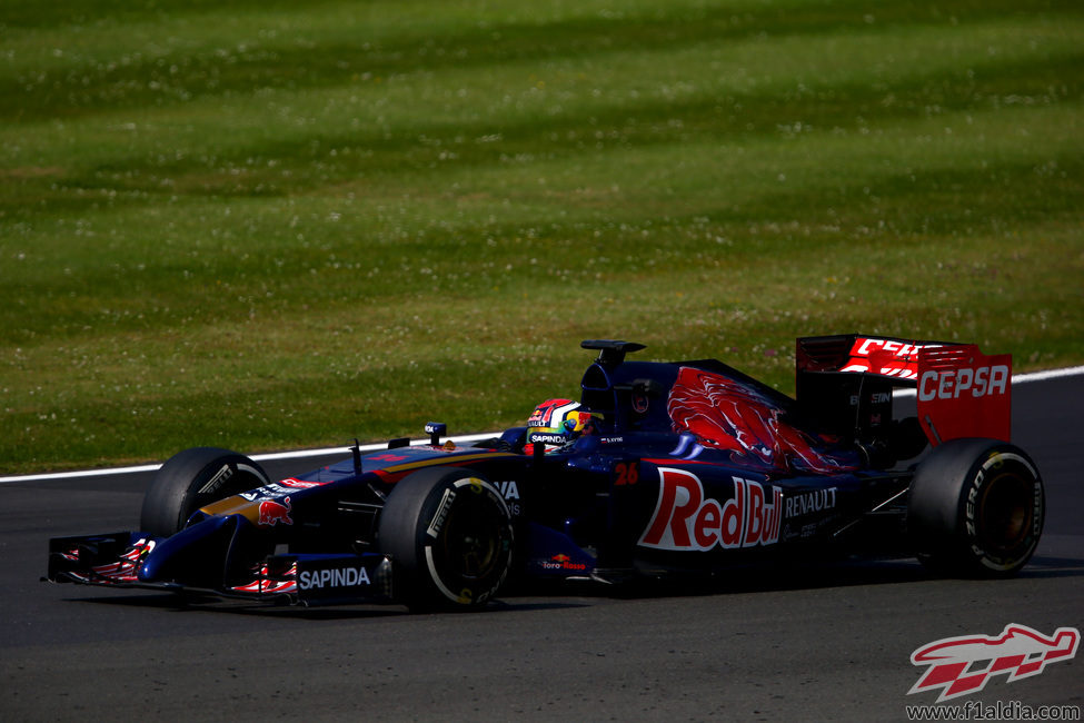 Daniil Kvyat con los neumáticos medios para 2015