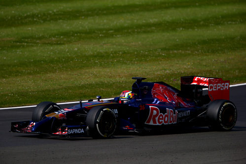 Daniil Kvyat con los neumáticos medios para 2015