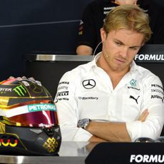Nico Rosberg, junto a su nuevo casco