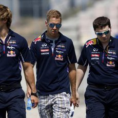 Sebastian Vettel pasea con algunos miembros de Red Bull