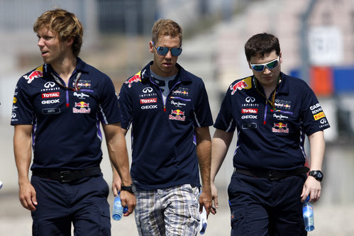 Sebastian Vettel pasea con algunos miembros de Red Bull
