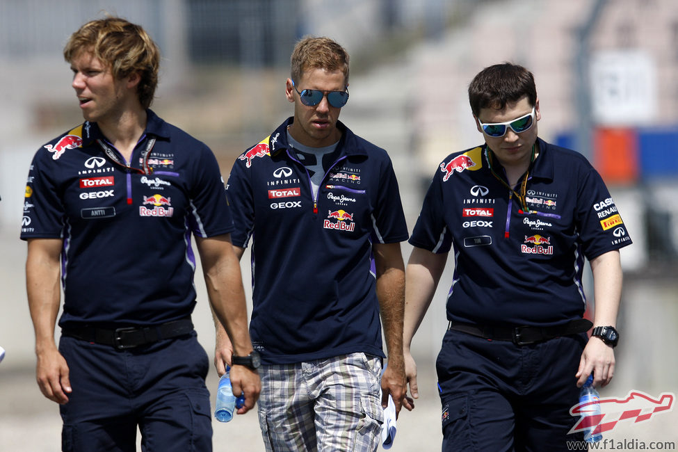 Sebastian Vettel pasea con algunos miembros de Red Bull