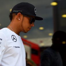 Lewis Hamilton sale del motorhome de Mercedes