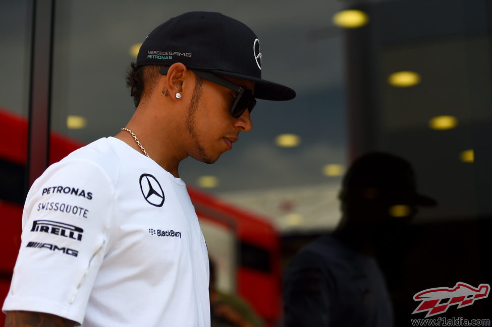 Lewis Hamilton sale del motorhome de Mercedes