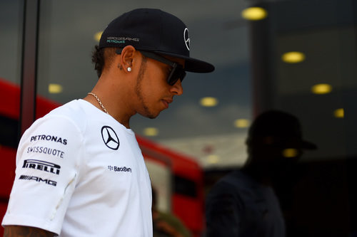 Lewis Hamilton sale del motorhome de Mercedes