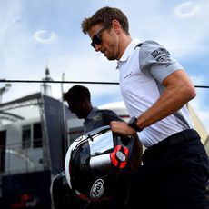 Jenson Button se dirige al motorhome de McLaren