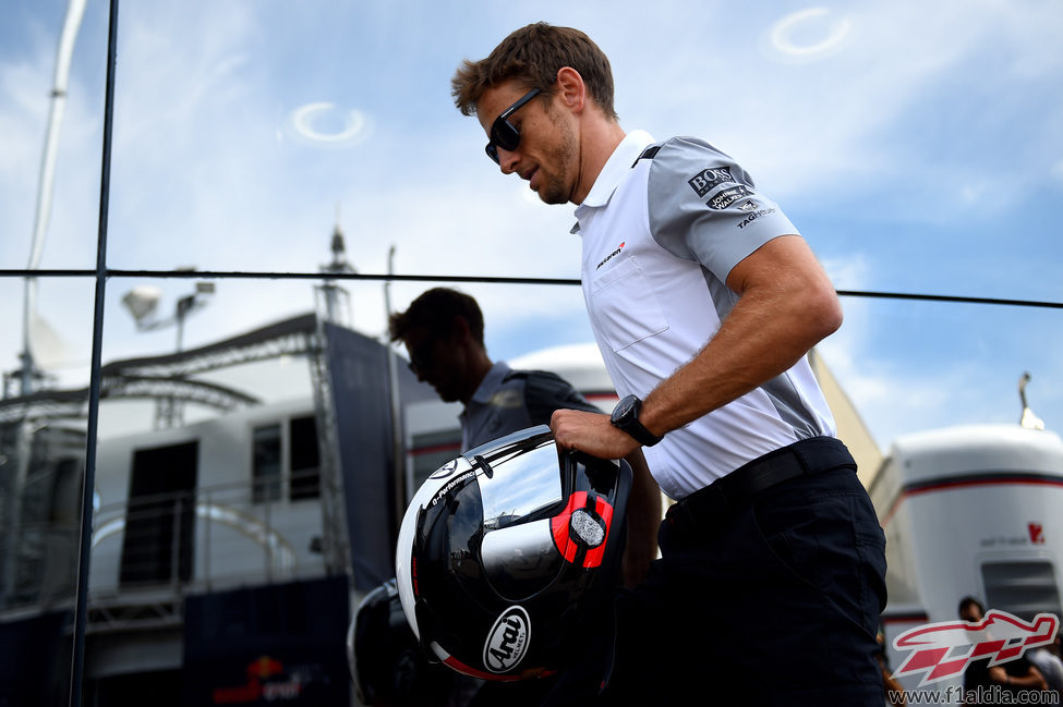 Jenson Button se dirige al motorhome de McLaren
