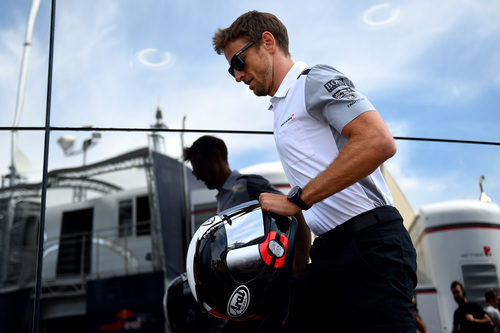 Jenson Button se dirige al motorhome de McLaren