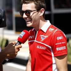 Jules Bianchi sonríe en el paddock