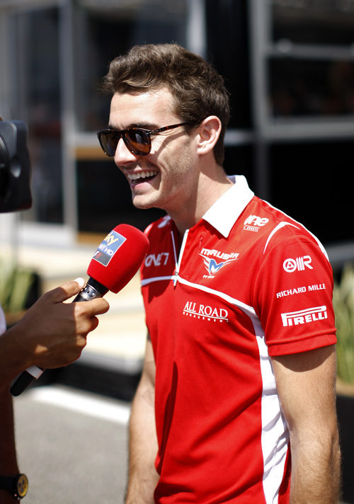 Jules Bianchi sonríe en el paddock