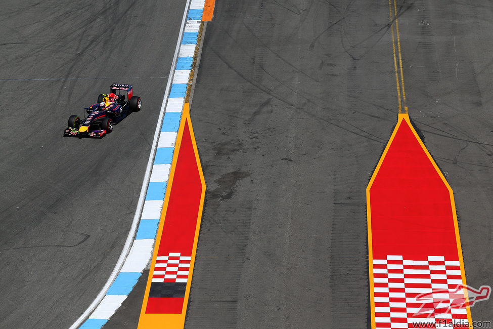 Daniel Ricciardo completa los Libres 1