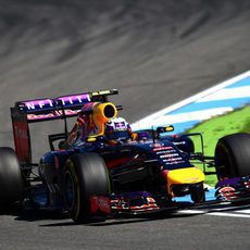 El RB10 de Daniel Ricciardo pisa uno de los pianos