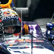 Mirada atenta de Sebastian Vettel en el box