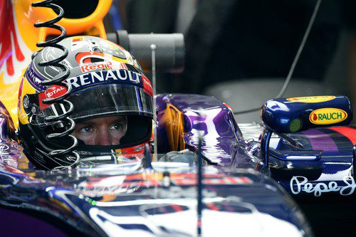 Mirada atenta de Sebastian Vettel en el box