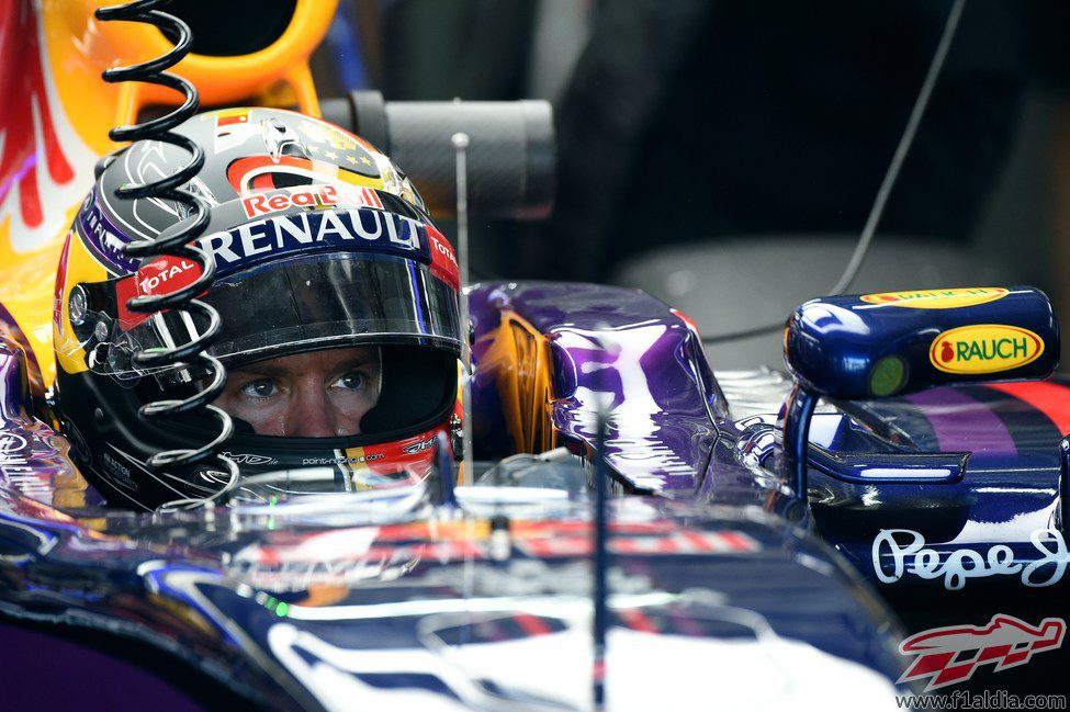 Mirada atenta de Sebastian Vettel en el box