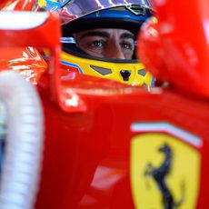 Fernando Alonso se prepara para salir de boxes