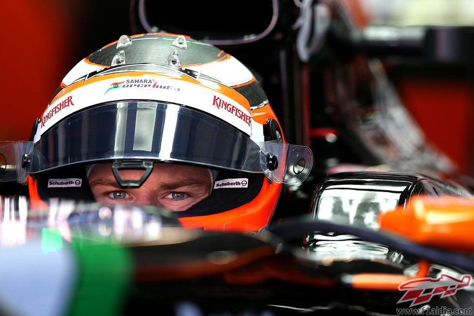 Nico Hülkenberg se concentra antes de salir de boxes