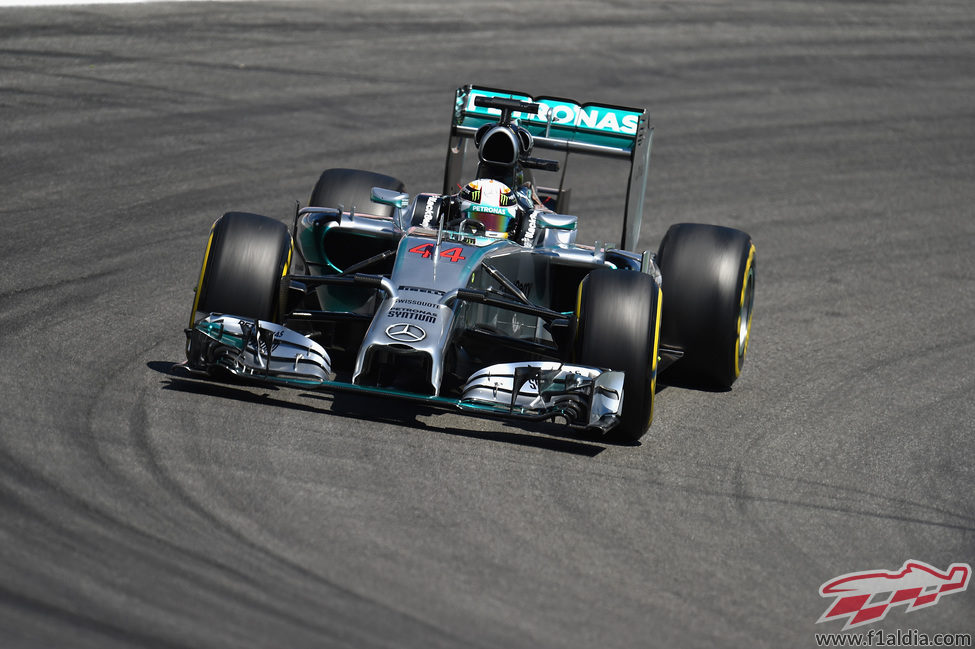 El W05 de Lewis Hamilton avanza en el Hockenheimring