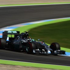 Nico Rosberg siguió de cerca a su compañero