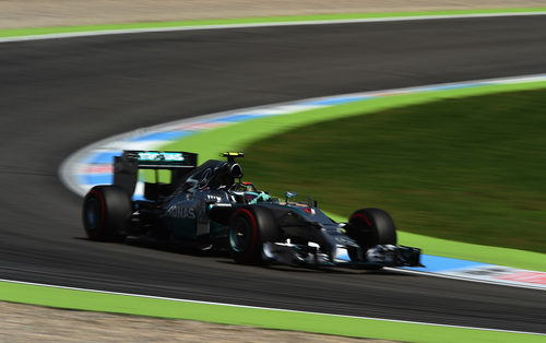 Nico Rosberg siguió de cerca a su compañero