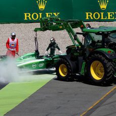 La grúa llega para retirar el coche de Kamui Kobayashi