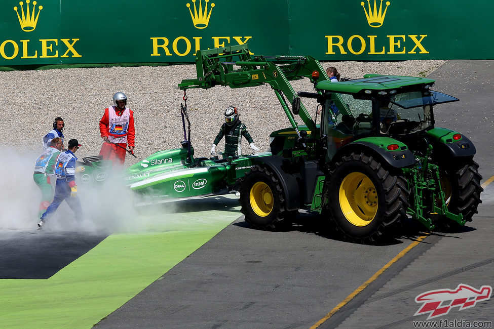 La grúa llega para retirar el coche de Kamui Kobayashi