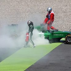 Kamui Kobayashi ayuda a extinguir el humo