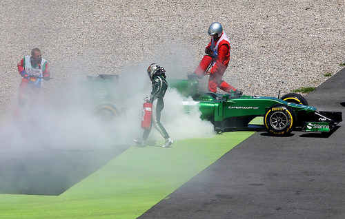 Kamui Kobayashi ayuda a extinguir el humo