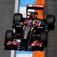 Romain Grosjean, por el exterior de la pista