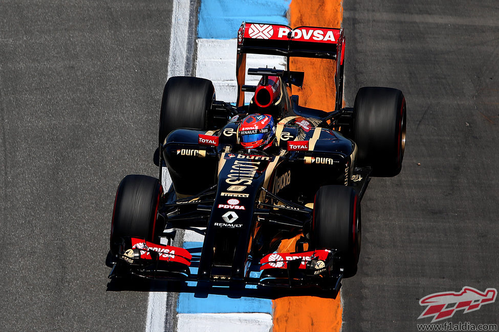 Romain Grosjean, por el exterior de la pista