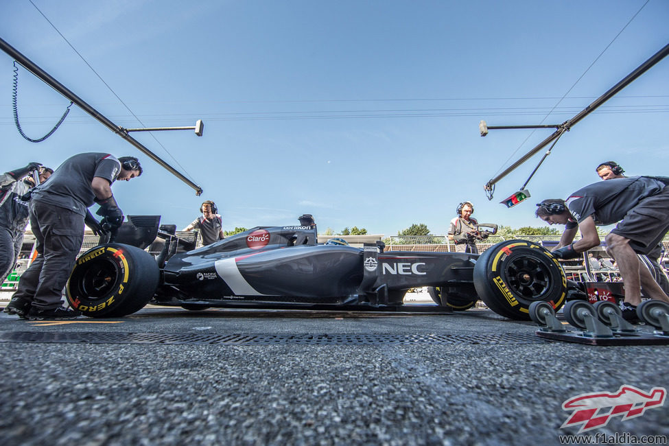El equipo Sauber practica las paradas en boxes