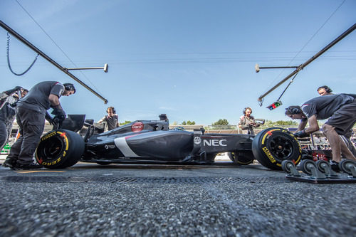 El equipo Sauber practica las paradas en boxes