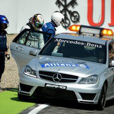 El coche de seguridad recoge a Lewis Hamilton