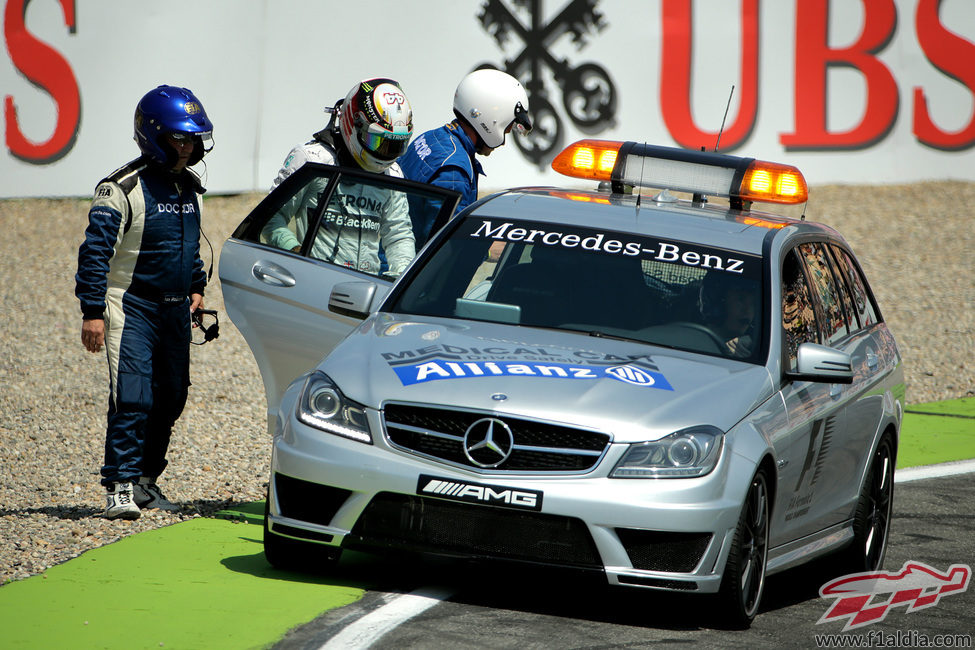 El coche de seguridad recoge a Lewis Hamilton