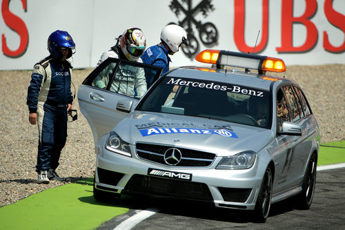 El coche de seguridad recoge a Lewis Hamilton