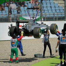 La grúa retira el coche de Lewis Hamilton