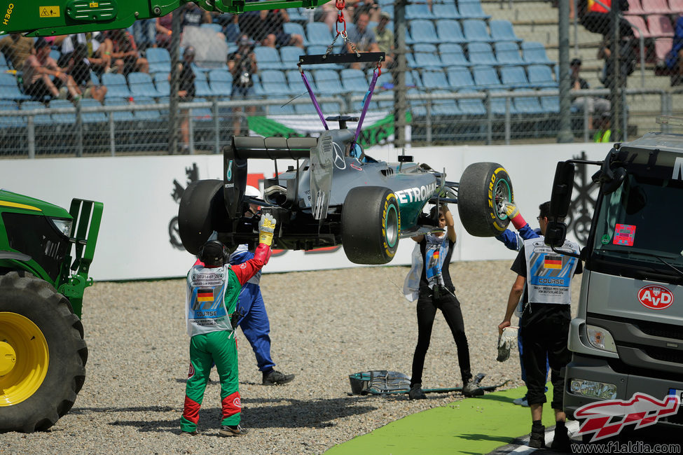 La grúa retira el coche de Lewis Hamilton