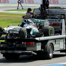 La grúa se lleva el Mercedes W05 en Alemania